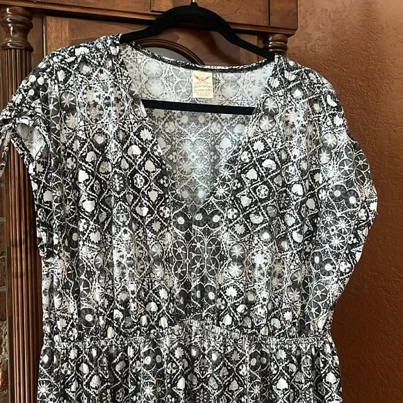 Faded Glory Black and White Midi Sundress with Flutter Sleeves - Picture 3 of 3